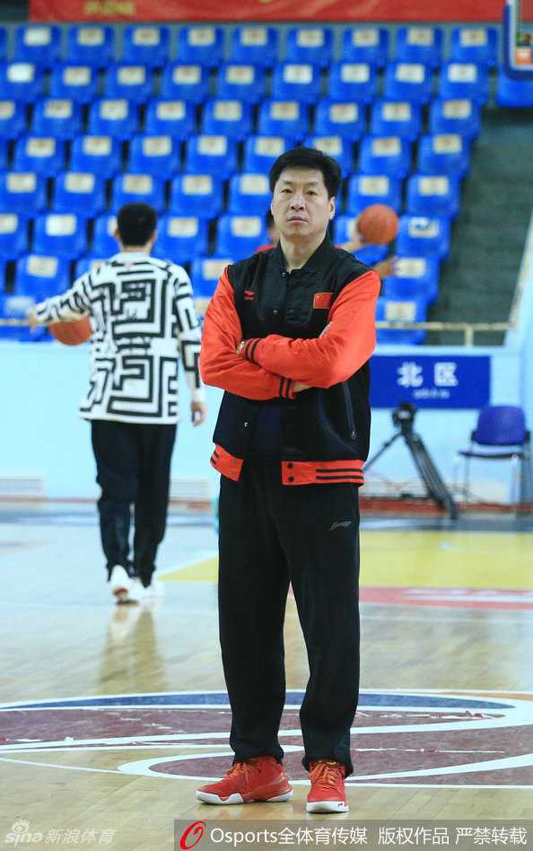 训练间歇，福特森坐在地板上，手托下巴陷入沉思，仿佛在脑海中复盘着刚才的战术配合，思考着如何破解下一轮的防守。