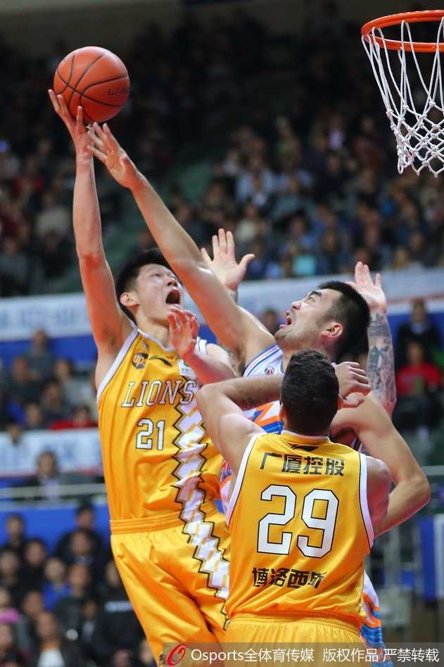 广厦青年军客场掀翻大鲨鱼,福特森三双博洛西斯狂砍三十四分 广厦外援福特森面对上海防守球员,眼神坚定,高速运球穿越半场,辫子在空气中飞舞,仿佛一道不可阻挡的闪电。
