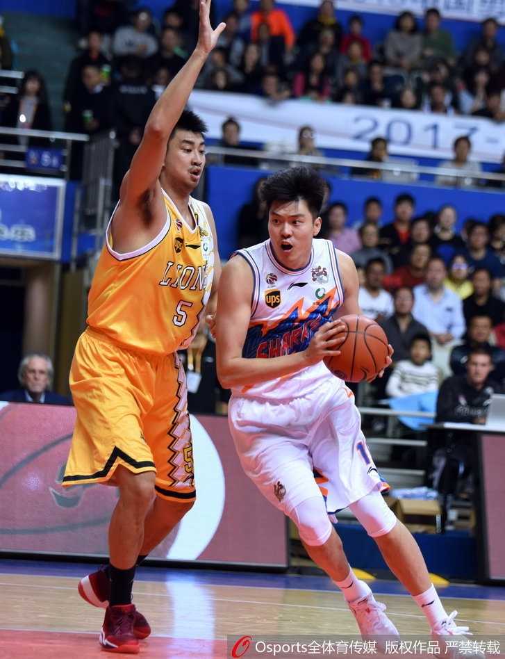 广厦青年军客场掀翻大鲨鱼,福特森三双博洛西斯狂砍三十四分 比赛最后时刻,上海队年轻球员唐子豪获得上场机会,他持球面对广厦老将林志杰的严密防守,眼神中透露出初生牛犊不怕虎的冲劲。