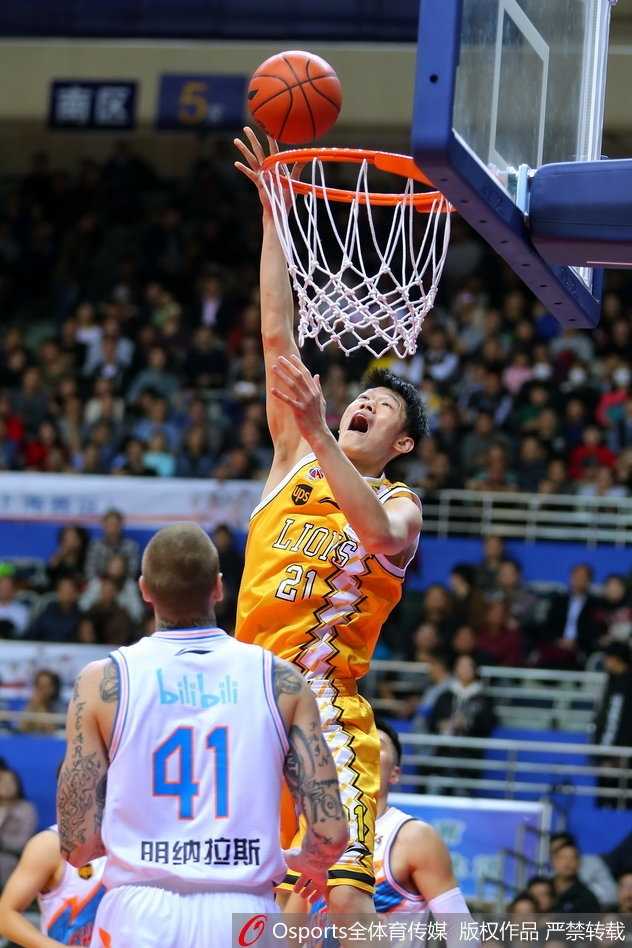 广厦青年军客场掀翻大鲨鱼,福特森三双博洛西斯狂砍三十四分 广厦内线大将胡金秋在三人合围中高高跃起,双手如铁塔般稳稳摘下前场篮板,眼中燃烧着对胜利的渴望。