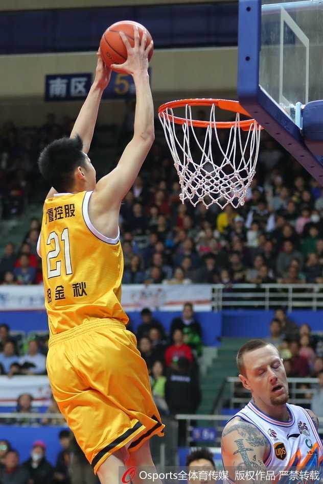 广厦青年军客场掀翻大鲨鱼,福特森三双博洛西斯狂砍三十四分 上海队“寂寞大神”弗雷戴特面对广厦球员遮眼防守,毅然起跳出手三分,皮球在空中划出彩虹弧线,眼神中带着一丝不甘。