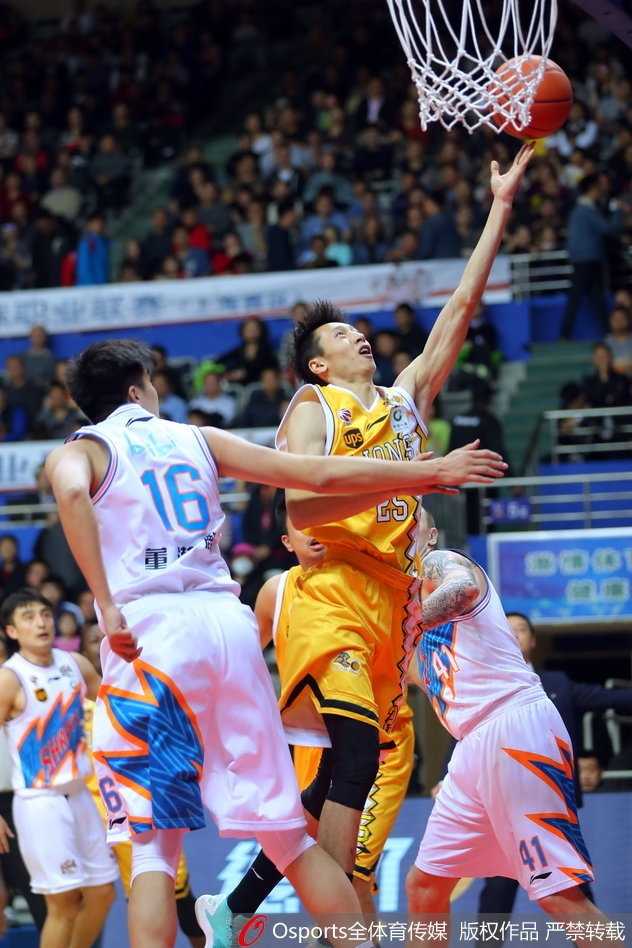 广厦青年军客场掀翻大鲨鱼,福特森三双博洛西斯狂砍三十四分 广厦外援博洛西斯内线持球,用一个逼真的假动作晃飞防守人,随后轻松写意地将球舔进篮筐,技术之细腻令人赞叹。