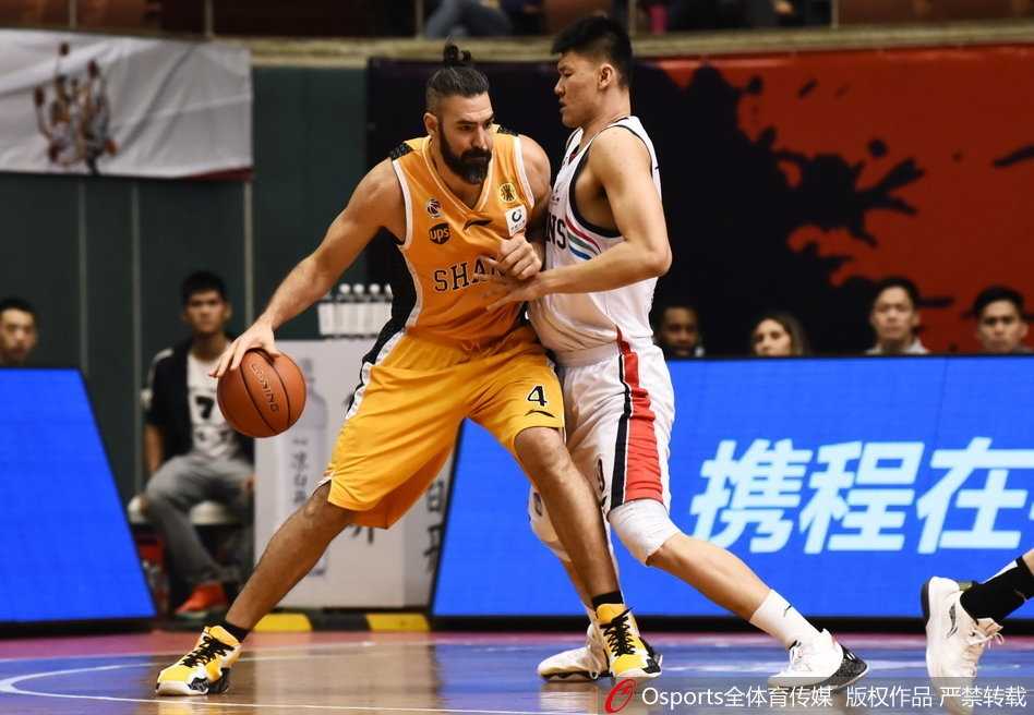 广州体育馆的惊雷:克里斯顿上演准绝杀,华南虎击退山西汾酒 克里斯顿如闪电般撕破山西防线,在斯科拉高举的双臂间抛出了决定命运的一球