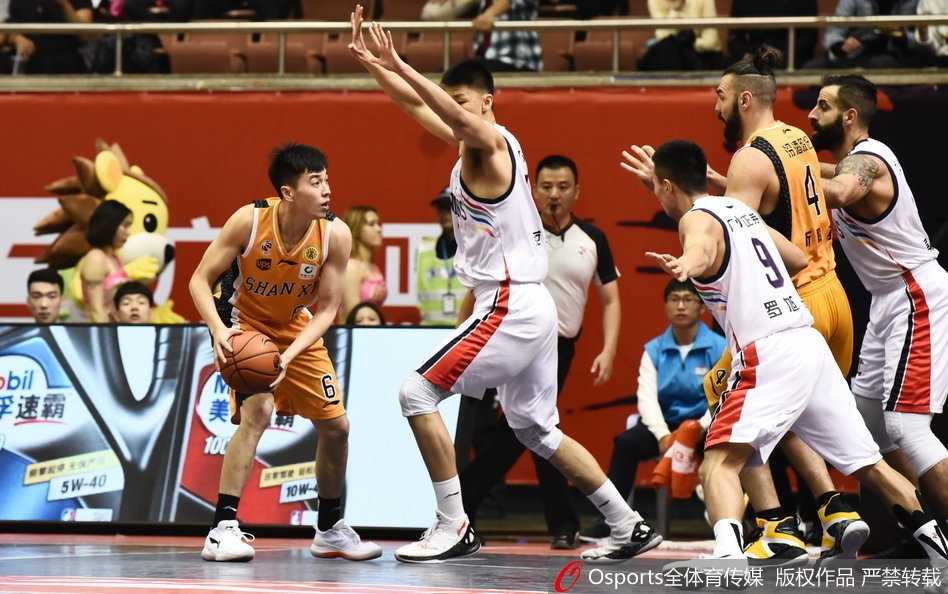 广州体育馆的惊雷:克里斯顿上演准绝杀,华南虎击退山西汾酒 斯科拉背身单打,利用娴熟的脚步晃开防守后勾手投篮,眼神中透着杀手的冷峻