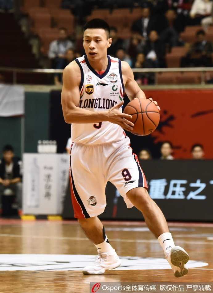 广州体育馆的惊雷:克里斯顿上演准绝杀,华南虎击退山西汾酒 谷玥灼三分出手后依然保持着投篮手势,眼神紧紧盯着在空中旋转的篮球