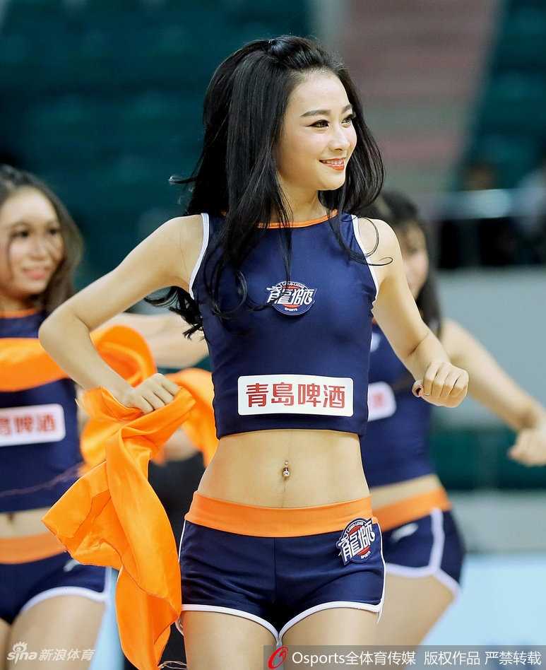 广州啦啦队赛场热舞,柔韧身姿惊艳天河 广州啦啦队队员身姿轻盈,高高跃起,手中黄丝巾在空中划出优美弧线