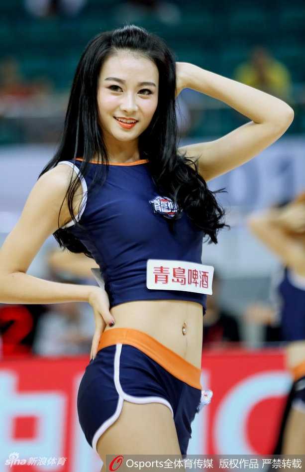 广州啦啦队赛场热舞,柔韧身姿惊艳天河 多名啦啦队员排开阵型,同时展示下腰动作,身体呈拱桥状,场面震撼且富有美感