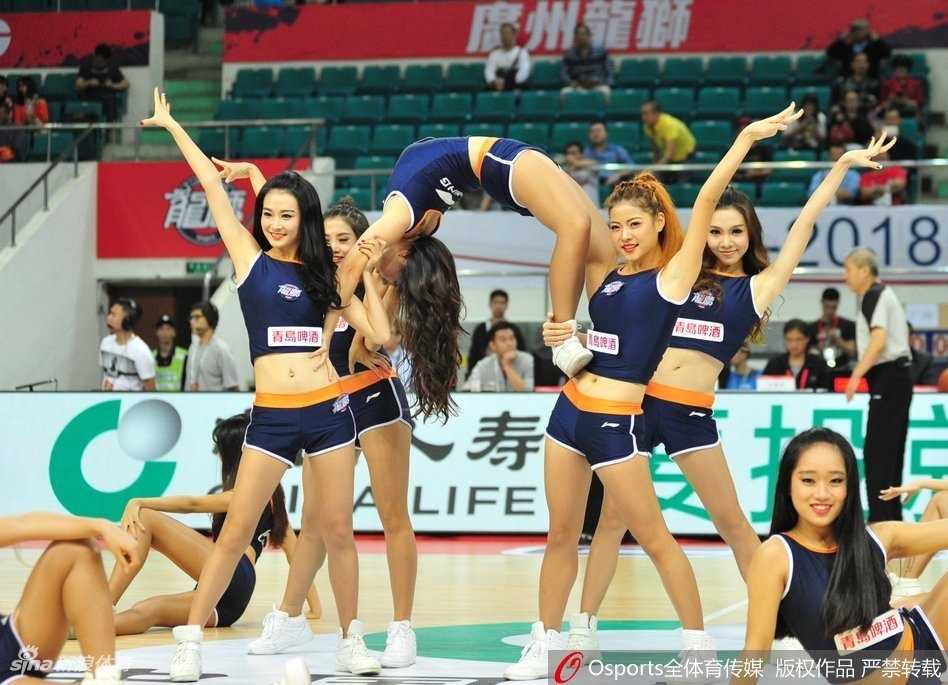 广州啦啦队赛场热舞,柔韧身姿惊艳天河 表演高潮时刻,啦啦队员动作整齐划一,充满力量感的造型将现场气氛推向顶点