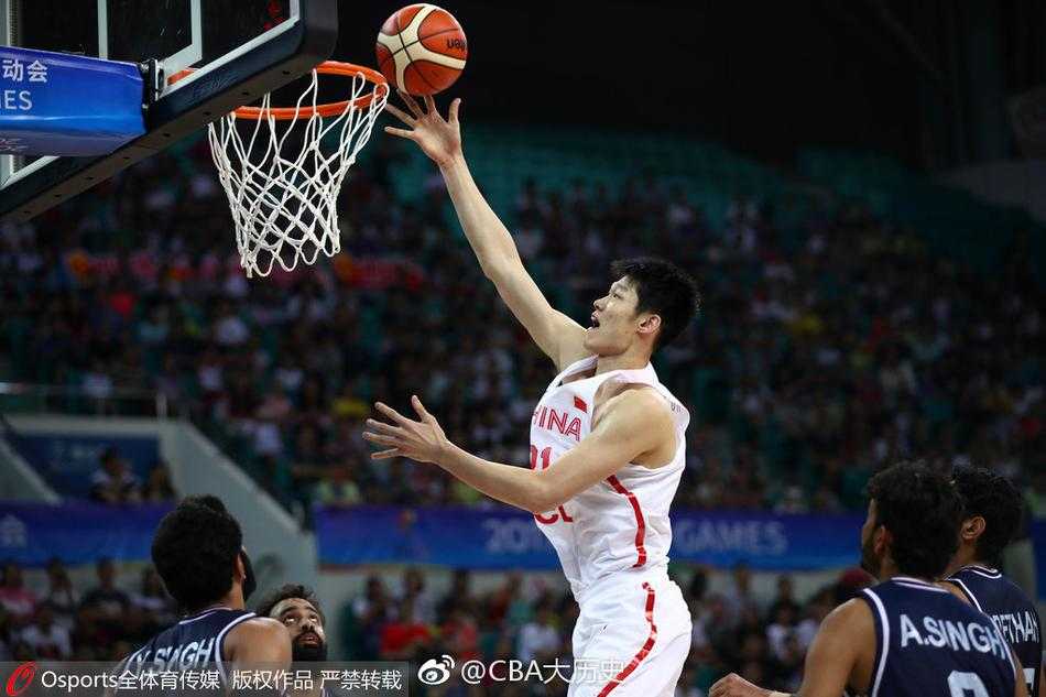 广州夏夜劈开四十分差 男篮蓝队新阵亮剑大胜印度 陶汉林在人群中旱地拔葱,单手将球狠狠砸进篮筐,对手的防守球员只能望球兴叹,整个画面充满了力量与统治力,让人感受到“小鲨鱼”称号名不虚传