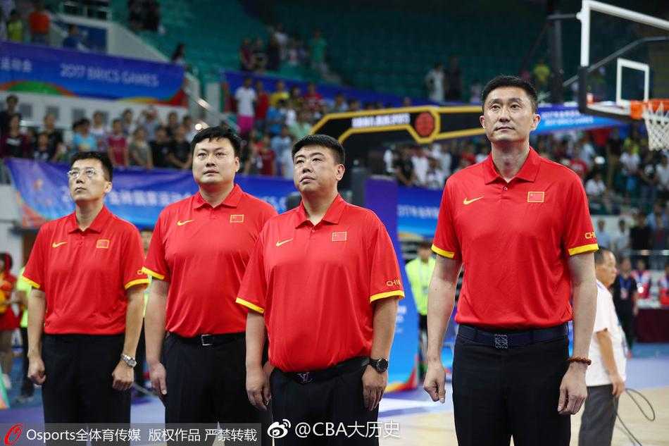 广州夏夜劈开四十分差 男篮蓝队新阵亮剑大胜印度 韩德君背身单打,用他庞大的身躯卡住防守位置,柔和的手感将球送入篮筐,这一攻一防之间尽显CBA顶级内线的技术与智慧