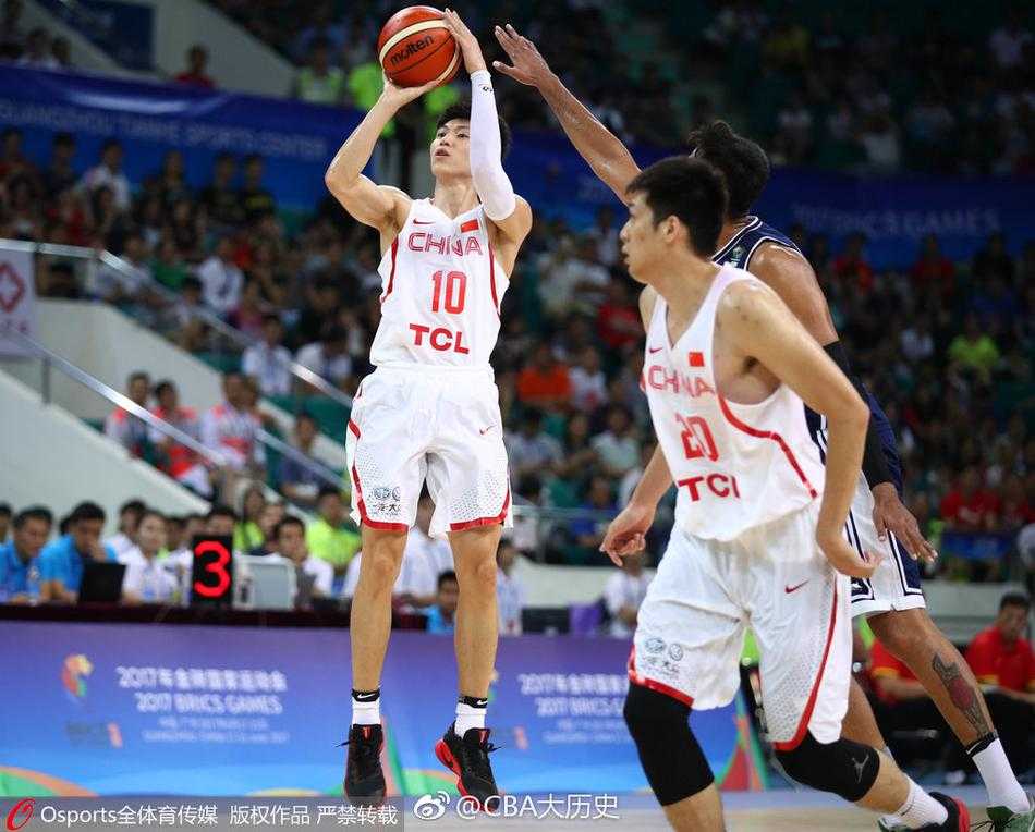 广州夏夜劈开四十分差 男篮蓝队新阵亮剑大胜印度 杜锋指导在场边挥动手臂大声指挥,神情专注而严肃,他的战术板仿佛是一张作战地图,引领着年轻的蓝队将士们在球场上冲锋陷阵