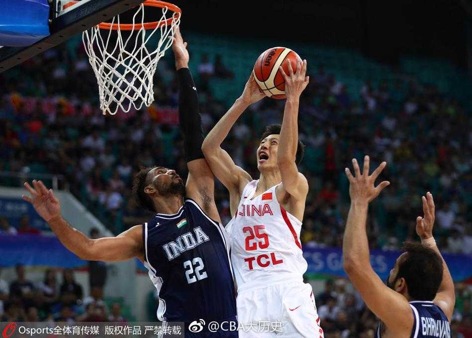 广州夏夜劈开四十分差 男篮蓝队新阵亮剑大胜印度 刘晓宇在对手的贴身防守下从容运球,眼神冷静地观察着队友的跑位,仿佛一位指挥千军万马的将军,将比赛的节奏牢牢掌控在自己手中