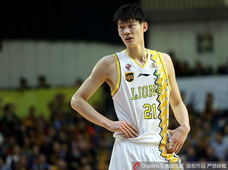 广厦队核心福特森在对方多人包夹下奋力突破，眼神中透露出对胜利的渴望