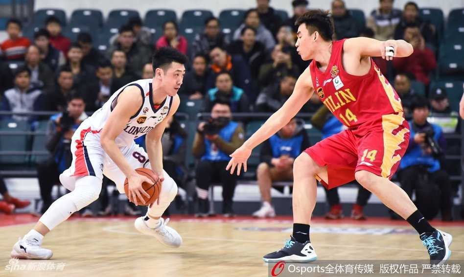 鞠明欣在快攻反击中犹如一道白色闪电，他持球高速推进，面对空篮轻松上进，这次得分也帮助广州队进一步拉大了领先分差。