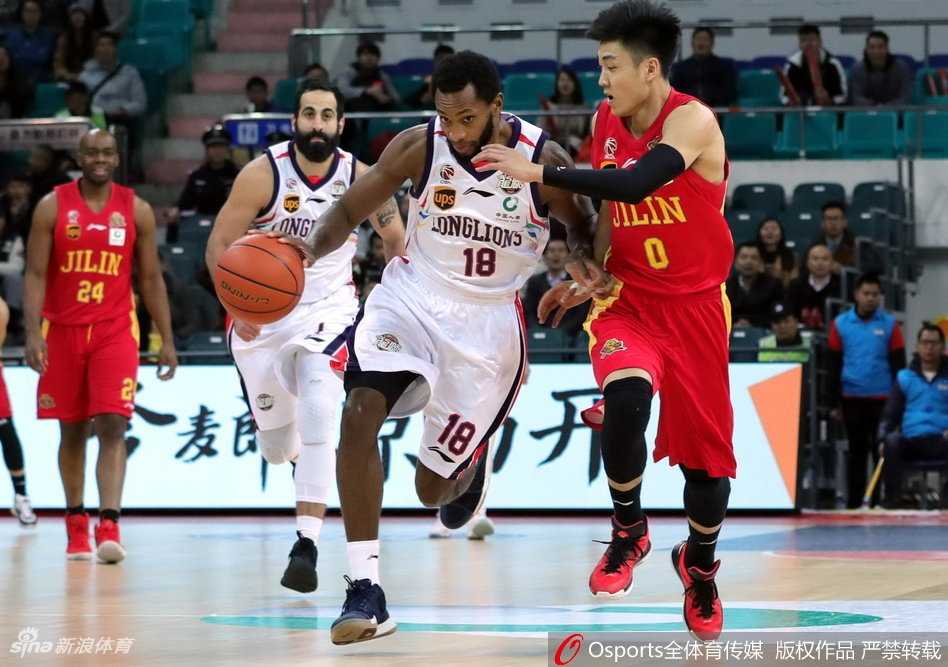 广州队桑尼在吉林队防守球员的包围中轻盈挑篮得手，眼神坚毅而专注，仿佛将整个赛季的努力都凝聚于指尖之上。