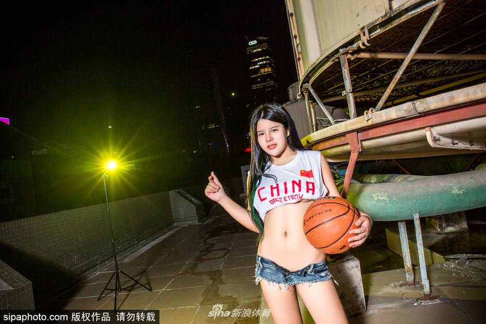 广州篮球宝贝火辣写真助力男篮,赛场下的汗水与魅力绽放 压轴照片中,宝贝们集体亮相,或站或坐于球场阶梯上,每个人脸上都洋溢着灿烂的笑容,修长美腿整齐排列,构成一幅极具视觉冲击力的青春画卷。