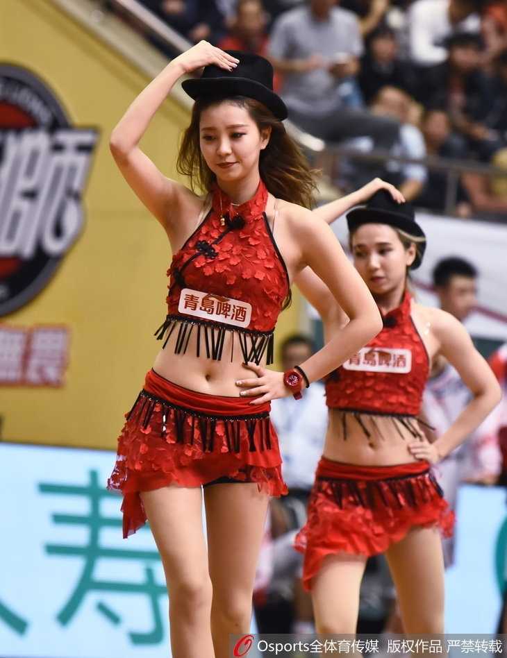 广州篮球宝贝热舞燃爆羊城 长腿翘臀演绎赛场活力 侧身回眸的宝贝笑容灿烂,紧身衣勾勒出健康挺拔的身姿,青春气息扑面而来