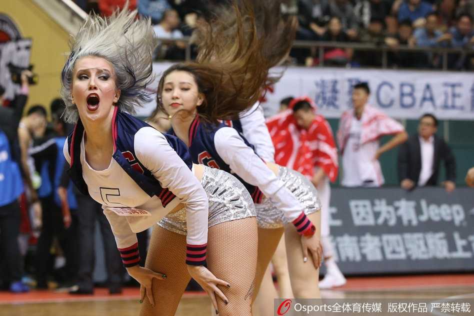 广州篮球宝贝热舞燃爆羊城 长腿翘臀演绎赛场活力 活力四射的篮球宝贝们齐舞瞬间,修长美腿在球场灯光下划出优美弧线