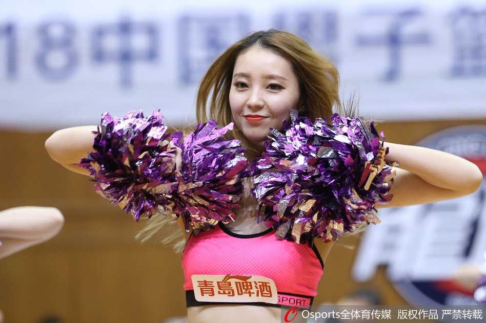 广州篮球宝贝金色旋风,舞动CBA赛场惊艳时刻 动感舞步踏出青春节拍,篮球宝贝们手中的花球随着动作上下翻飞,金色的裙摆在空中划出优美的弧线,为激烈的篮球对抗增添了几分柔美与灵动。