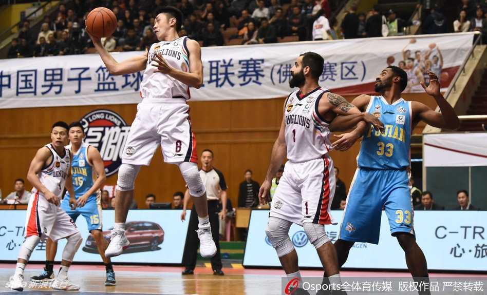 广州队桑尼在福建队员的包围下高高跃起，强硬摘下一个宝贵的前场篮板球，为球队创造了二次进攻机会。