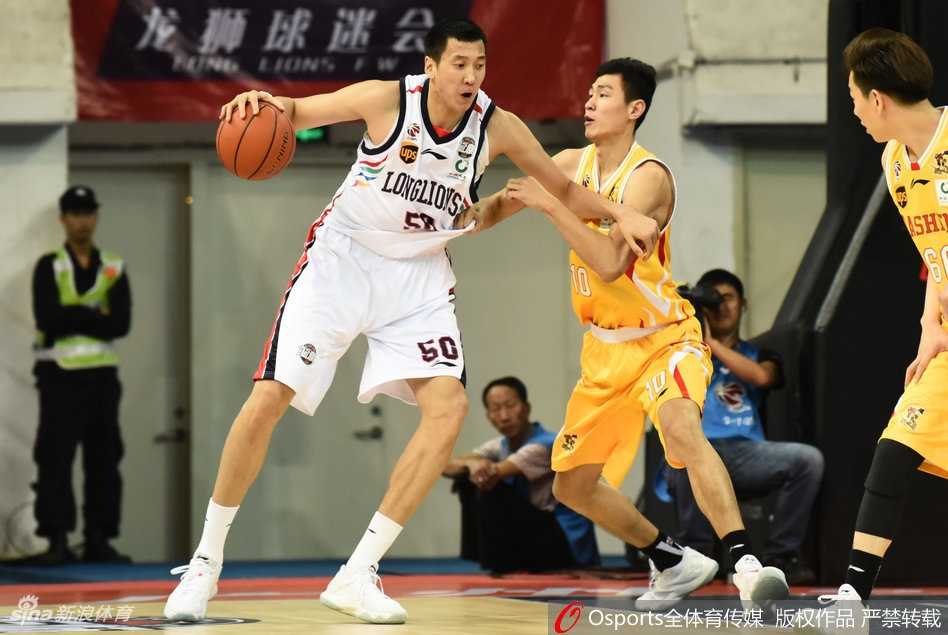 广州龙狮主场大胜南京同曦 弗格引领下半场风暴 状元陈盈骏如精灵般穿行于同曦防线之间,灵巧的变向晃开防守直捣黄龙