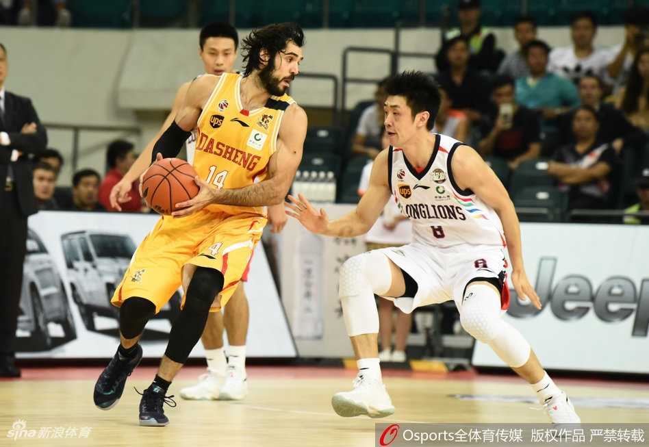 广州龙狮主场大胜南京同曦 弗格引领下半场风暴 主帅崔万军双手拢成喇叭状向场内呐喊,眼神里透露出对下半场翻盘的绝对自信