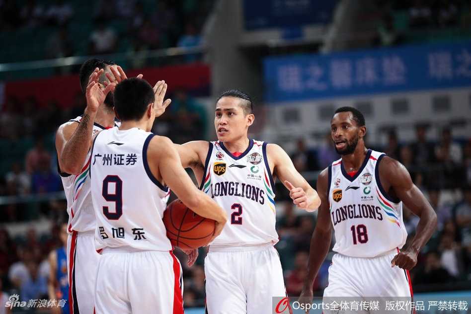 广州龙狮主场大胜四川品胜 三外援联手导演进攻狂潮 广州队球员朱旭航高高跃起,以一记势大力沉的单手劈扣终结进攻