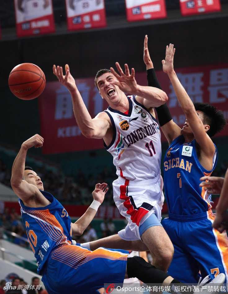 广州龙狮主场大胜四川品胜 三外援联手导演进攻狂潮 广州队球员在赢球后于场地中央围成一圈,相互加油鼓劲,团队氛围极佳