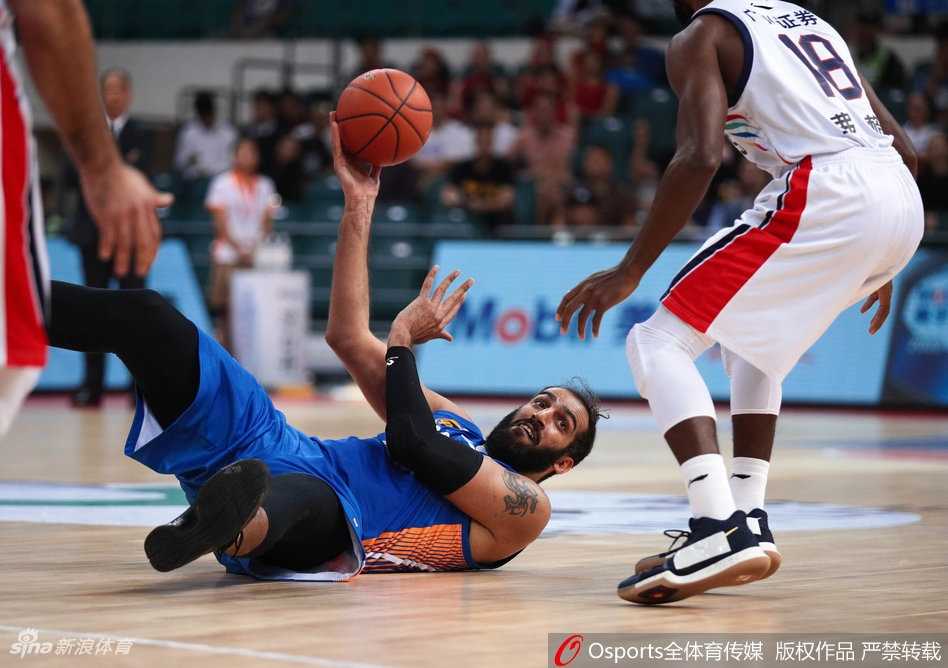 广州龙狮主场大胜四川品胜 三外援联手导演进攻狂潮 广州队外援汉斯布鲁在对方内线多人包夹下,依然强硬地将球补进篮筐