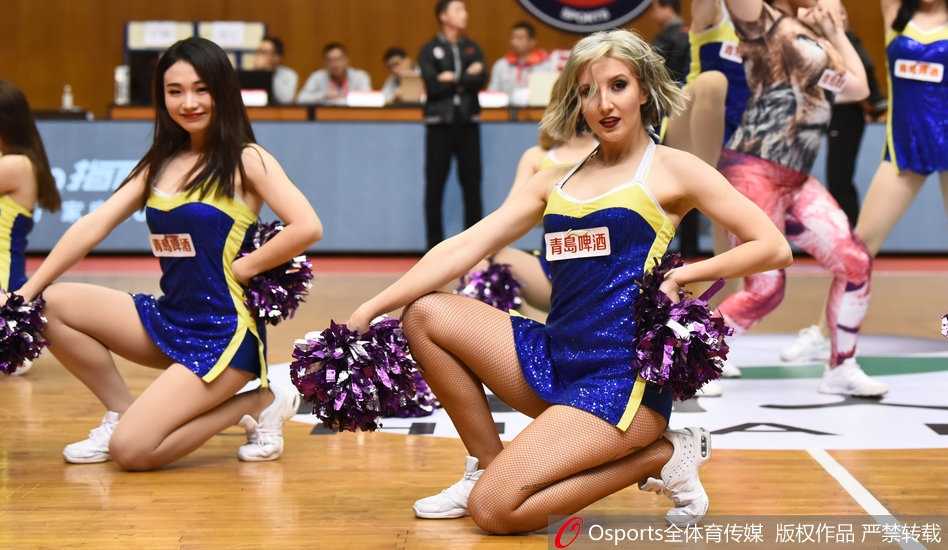 广州龙狮主场靓丽风景线,洋宝贝领衔啦啦队热舞引爆全场 镜头拉近,这位金发的洋宝贝在舞动的瞬间被抓拍,她随着强劲的鼓点扭动身躯,马甲线清晰可见,腰侧的纹身如同充满力量的图腾,配合飞扬的发丝,每一个毛孔都散发着专业舞者的极致魅力。