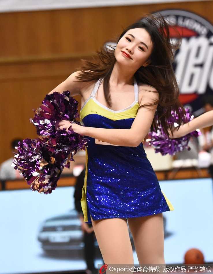 广州龙狮主场靓丽风景线,洋宝贝领衔啦啦队热舞引爆全场 这位黑发的混血宝贝拥有令人艳羡的超模身材,她单手叉腰回眸凝视,眼神中透着一股冷艳的魅惑,紧身衣下的蜂腰翘臀构成完美的沙漏型线条,颈后的细小纹身如同点睛之笔,为这份性感增添了一丝神秘感。