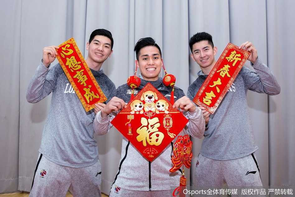 主帅崔万军手持龙狮队标春联，面露微笑，这位以严厉著称的教练在那个赛季将球队捏合成了一个坚强的整体，此刻的笑容里满是对弟子们拼搏精神的赞许。