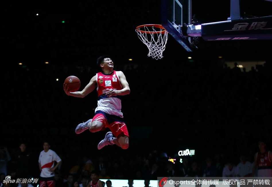 夺冠后的张健豪身披五星红旗，脸上洋溢着自豪与喜悦的笑容，这个瞬间不仅属于他个人，更属于所有怀揣篮球梦想的大学生球员，历史就此改写。