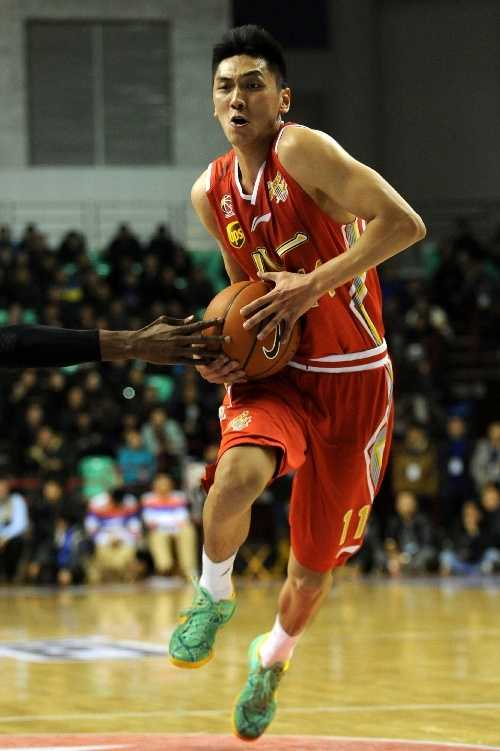 老将李楠外线发炮，皮球在空中划出一道美妙弧线，这正是“小李飞刀”例无虚发的瞬间，他精准的三分球曾无数次为球队打开胜利之门。