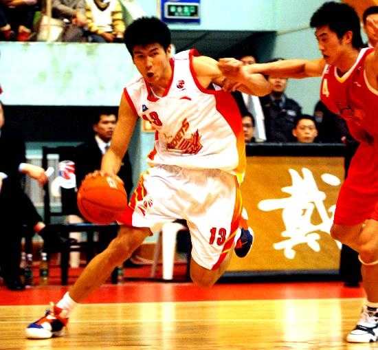 身披八一战袍的球员们在场上奋力拼抢，汗水浸透了征衣，哪怕对手再强大，那股永不言败的军旅气质也从未在他们心中消散。