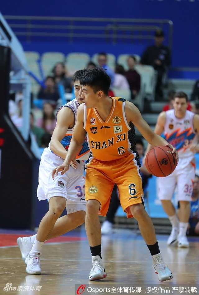 弗神独揽47分掀翻山西 斯科拉华丽两双难救主 阿根廷钻石斯科拉篮下强攻,他拼尽全力砍下32+17的豪华两双,却只能无奈吞下失利苦果。