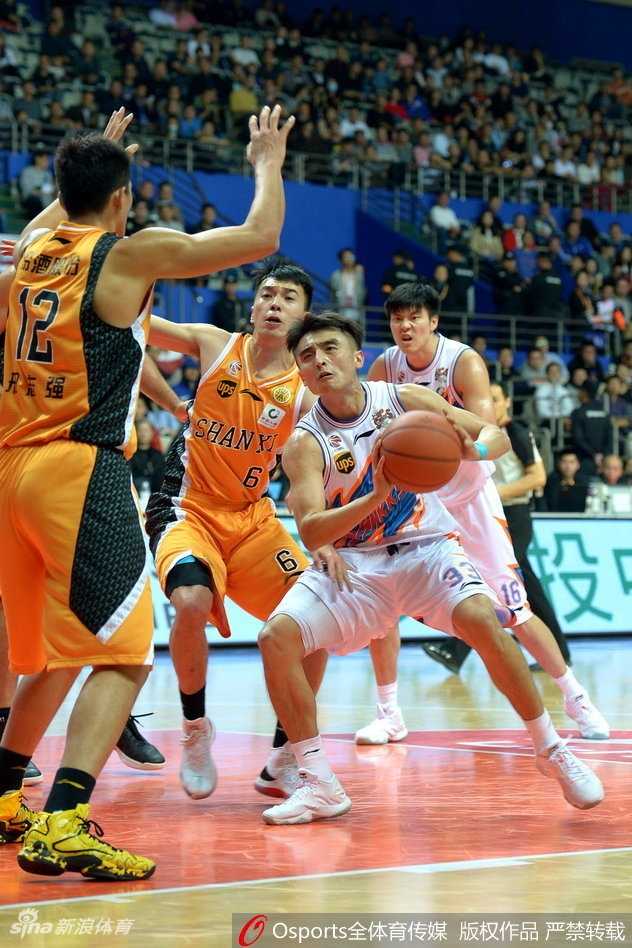 弗神独揽47分掀翻山西 斯科拉华丽两双难救主 董瀚麟双手挂筐暴扣,他用16分6板和一次次强硬的防守,撑起了上海队的内线天空。