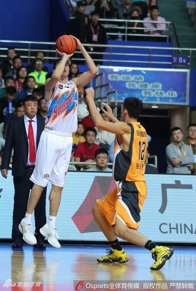 弗神独揽47分掀翻山西 斯科拉华丽两双难救主 山西神射手李敬宇手起刀落,此役他飙中7记三分球,让上海队的防守一次次无功而返。