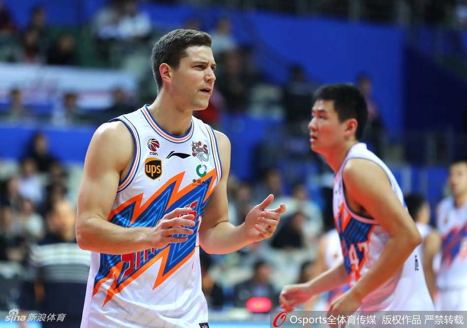 弗神独揽47分掀翻山西 斯科拉华丽两双难救主 明纳拉斯迎着防守人强行出手,此役他贡献31分,与弗神组成的双枪是上海队获胜的关键。