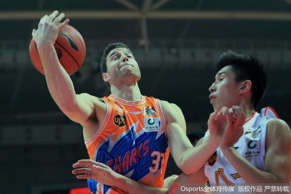 上海队防守悍将翟逸飞身扑出场外奋力救球，整个身体几乎与地板平行，展现了球队在逆境中绝不放弃的铁血精神。