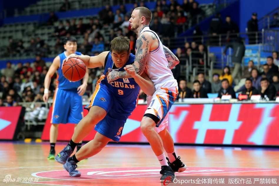 罗汉琛快速突破至篮下，在空中拉杆躲过封盖，巧妙地将球打板送入篮筐