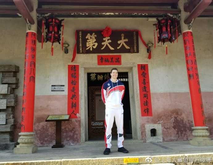 弗雷戴特与福特森顾全畅游深圳 体验中国文化赞不绝口 传统手工艺摊前,顾全拿起一个中国结递给弗雷戴特,向他讲解其中寓意。