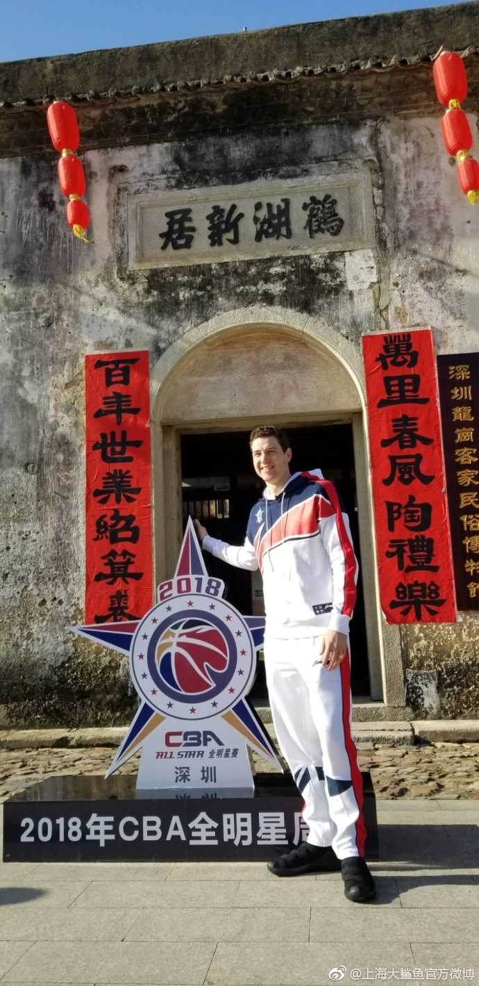 弗雷戴特与福特森顾全畅游深圳 体验中国文化赞不绝口 竖幅构图中,深圳平安金融中心直插云霄,蓝天白云现代都市风光尽收眼底。