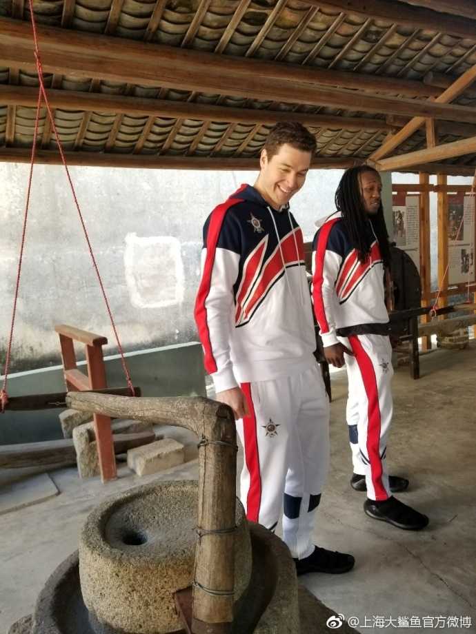 弗雷戴特与福特森顾全畅游深圳 体验中国文化赞不绝口 傍晚深圳湾公园,三位球员以大海和落日为背景合影留念,笑容轻松惬意。