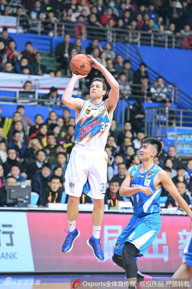 张兆旭高高跃起，像一堵移动的长城，用一记势大力沉的盖帽拒绝了对手的上篮，守护着上海队的禁区尊严。