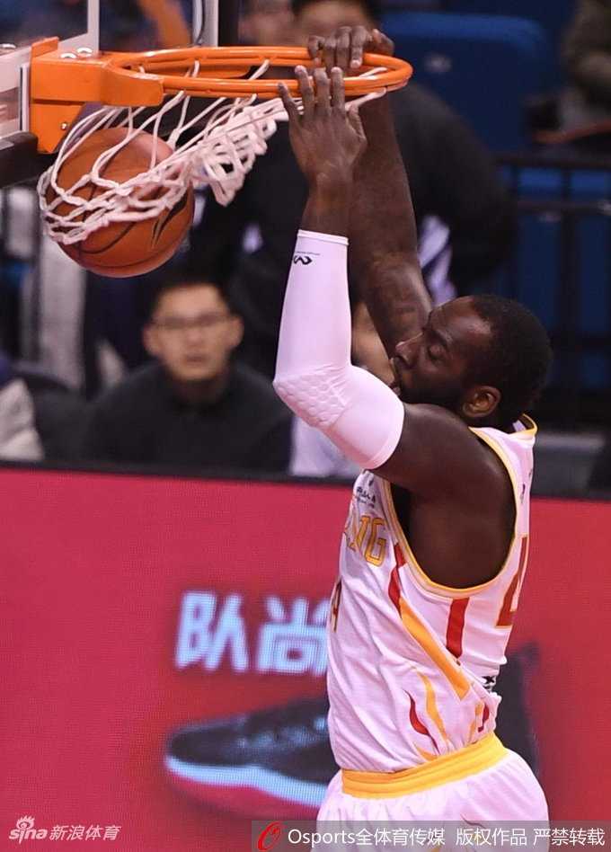 弗雷戴特狂轰四十八分闪耀金陵,希克森空砍四十加二十五独木难支 希克森在长人丛中奋力摘下前场篮板,肌肉线条在对抗中绷紧,二次进攻的欲望写在脸上,这是属于内线斗士的荣耀时刻。