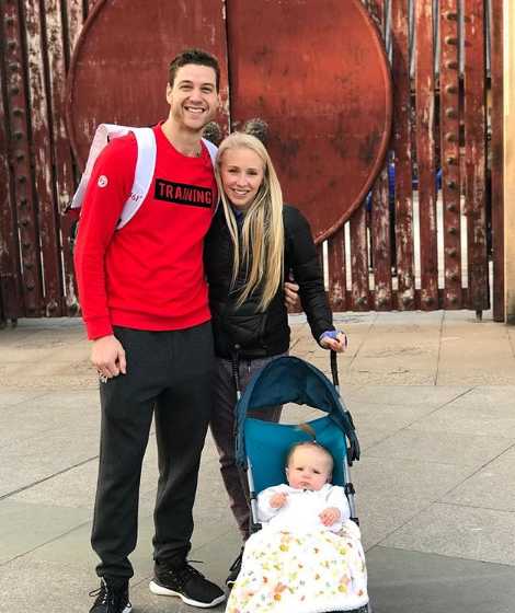 弗雷戴特铁汉柔情:CBA砍分如探囊取物,变身晒娃狂魔 弗雷戴特将小女儿紧紧抱在怀中,眼神中充满了无限的温柔与宠爱,女儿在他怀里显得格外安心