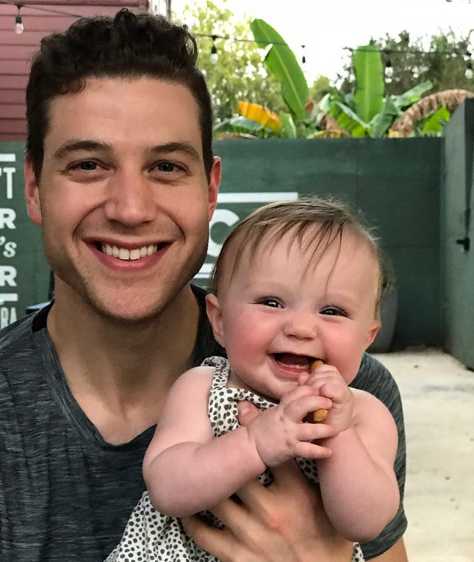 弗雷戴特铁汉柔情:CBA砍分如探囊取物,变身晒娃狂魔 一家三口温馨入镜,弗雷戴特与妻子共同亲吻着可爱的女儿,画面洋溢着满满的幸福感与甜蜜的氛围