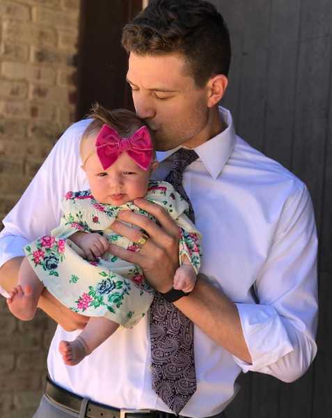 弗雷戴特铁汉柔情:CBA砍分如探囊取物,变身晒娃狂魔 一家三口其乐融融的合影,弗雷戴特怀抱着女儿,妻子依偎在身旁,微笑的脸上写满了家庭的温暖与幸福