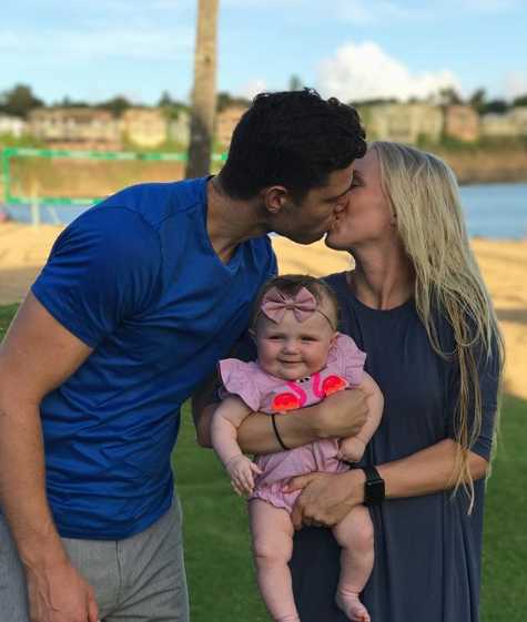 弗雷戴特铁汉柔情:CBA砍分如探囊取物,变身晒娃狂魔 弗雷戴特抱着女儿,小家伙好奇地望向镜头,爸爸则满脸骄傲与幸福,背景透着居家的温馨气息